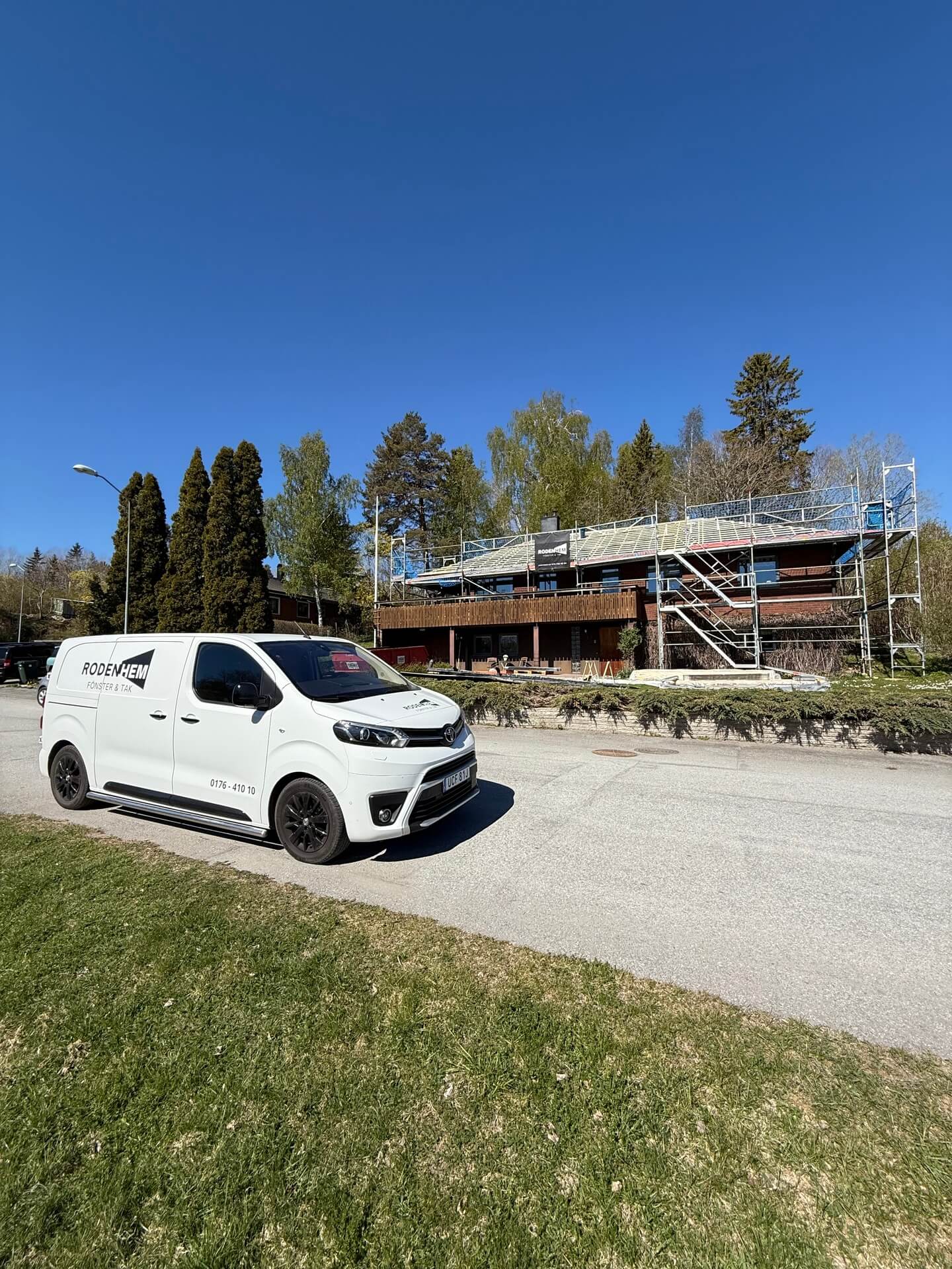 Rodenhems servicebil parkerad vid hus med byggnadsställning under renovering