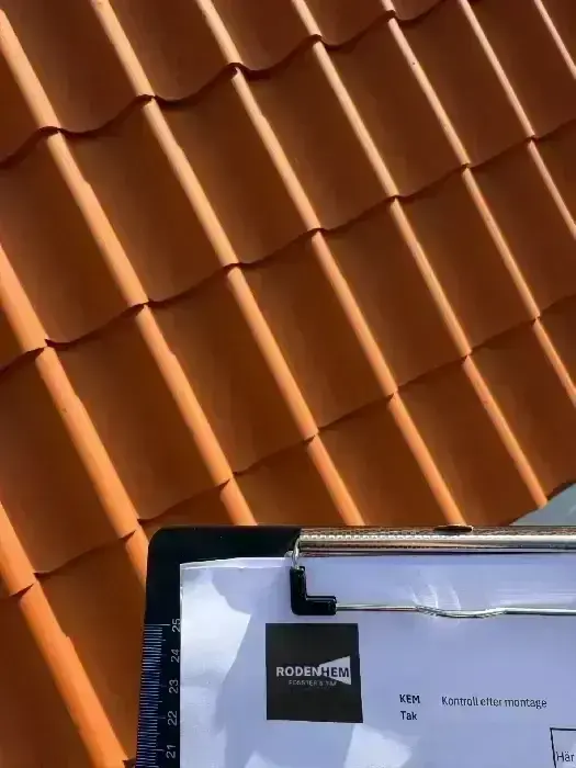 Närbild på lertegelpannor i orange-brun nyans