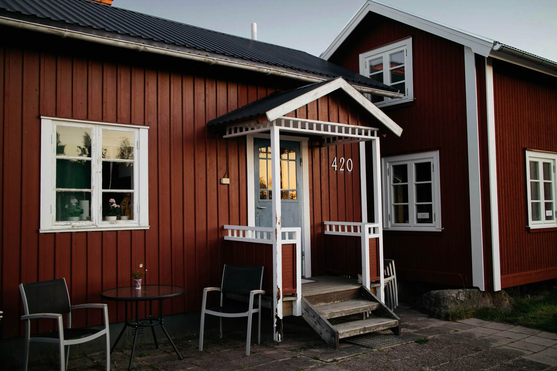 Rödmålad villa med nylagt svart tak
