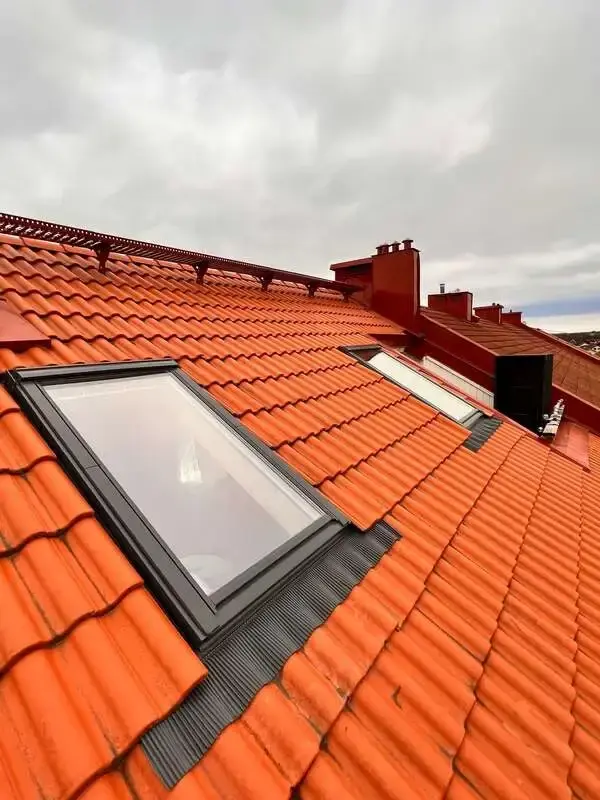 Fyra Velux-takfönster i nytt tegeltak