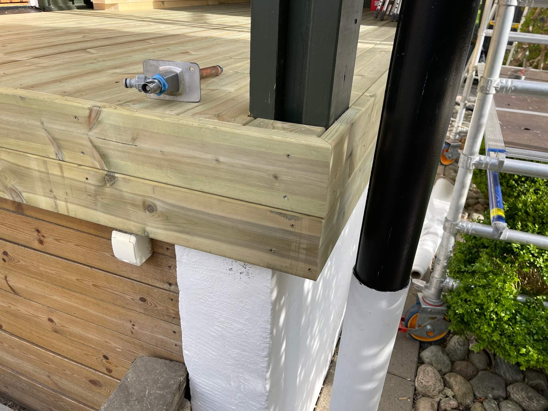 Närbild på träkonstruktion och infästning i altandäck under uppbyggnad