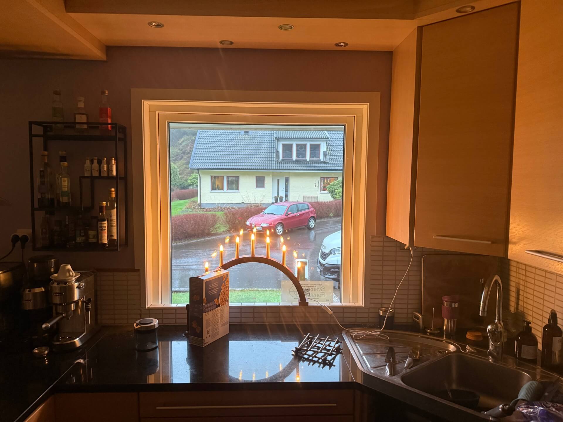 Nyinstallerat köksfönster med bred fönsterbänk och utsikt mot gata