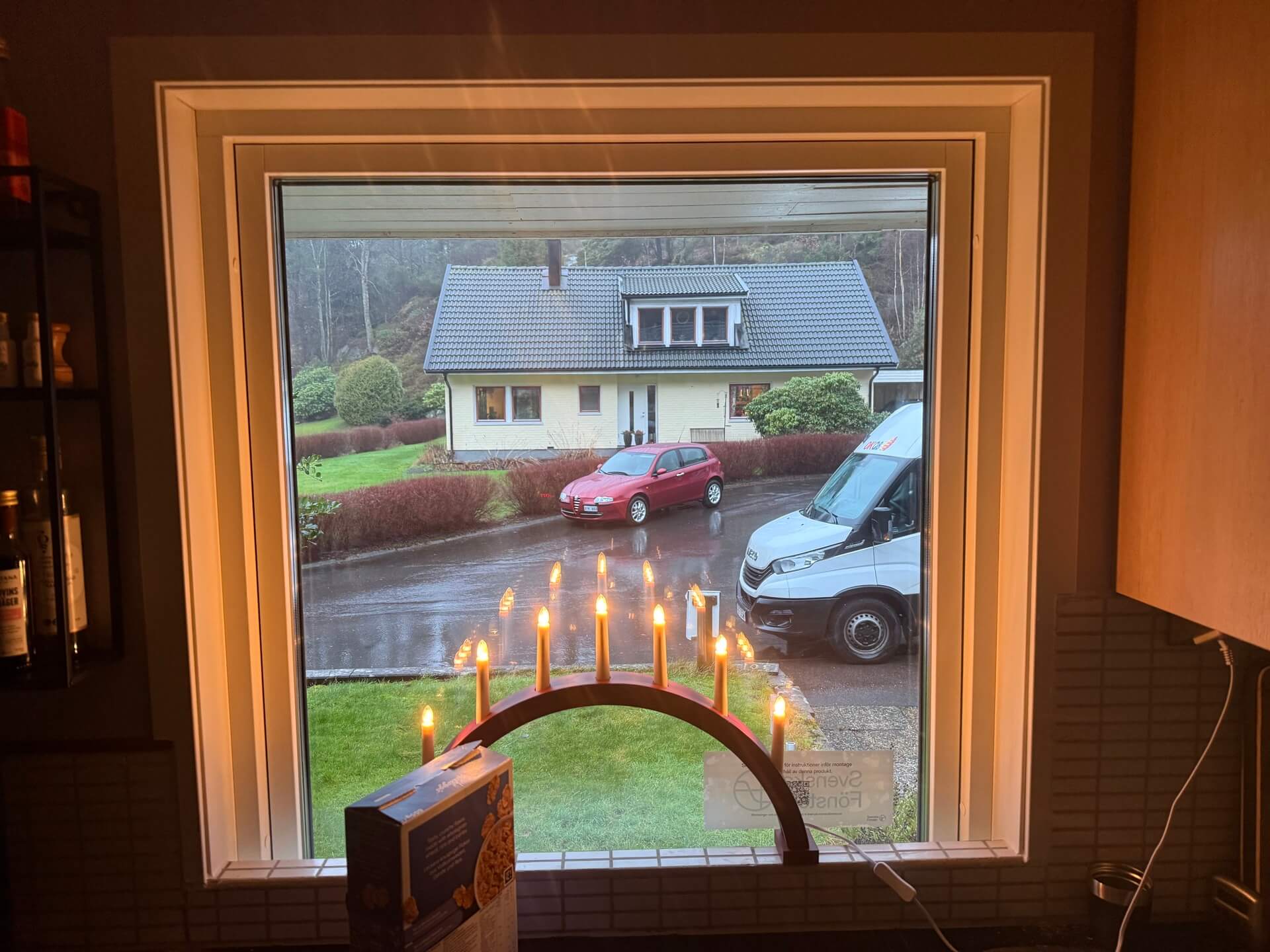 Nyinstallerat fönster med vit karm och bred fönsterbänk i vardagsrum