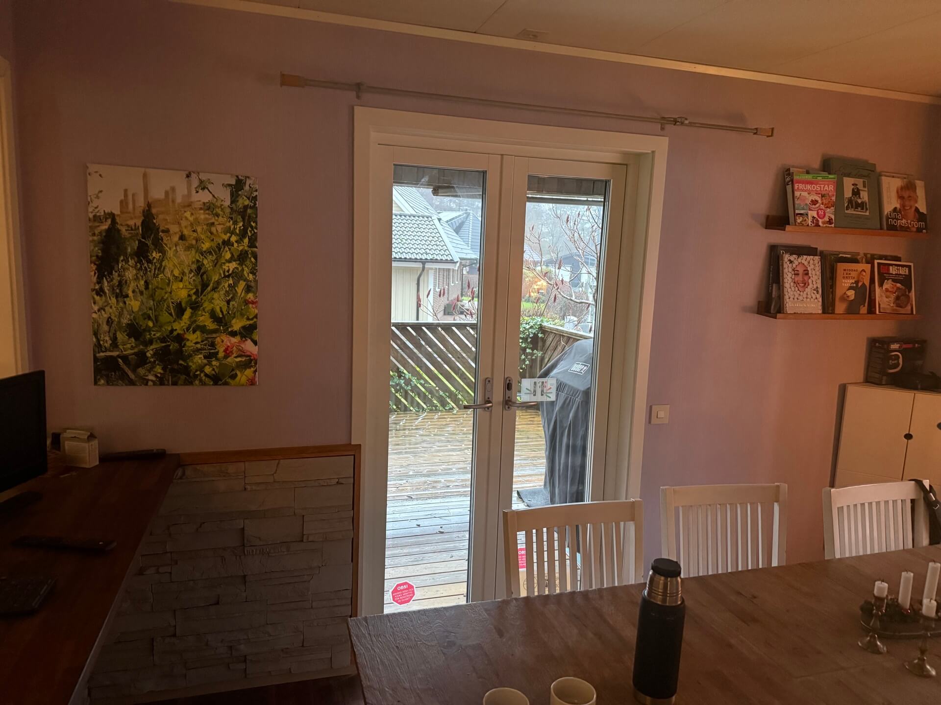 Nyinstallerad vit pardörr mot altan i matrum