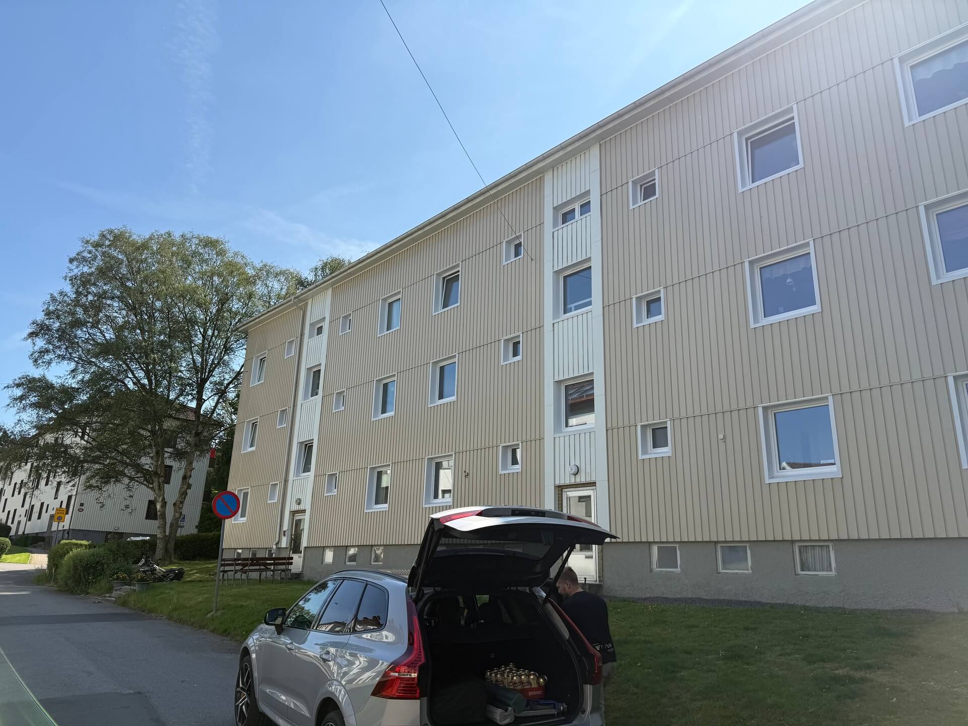 Översiktsbild över flerbostadshus med nyinstallerade vita fönster på ljus fasad