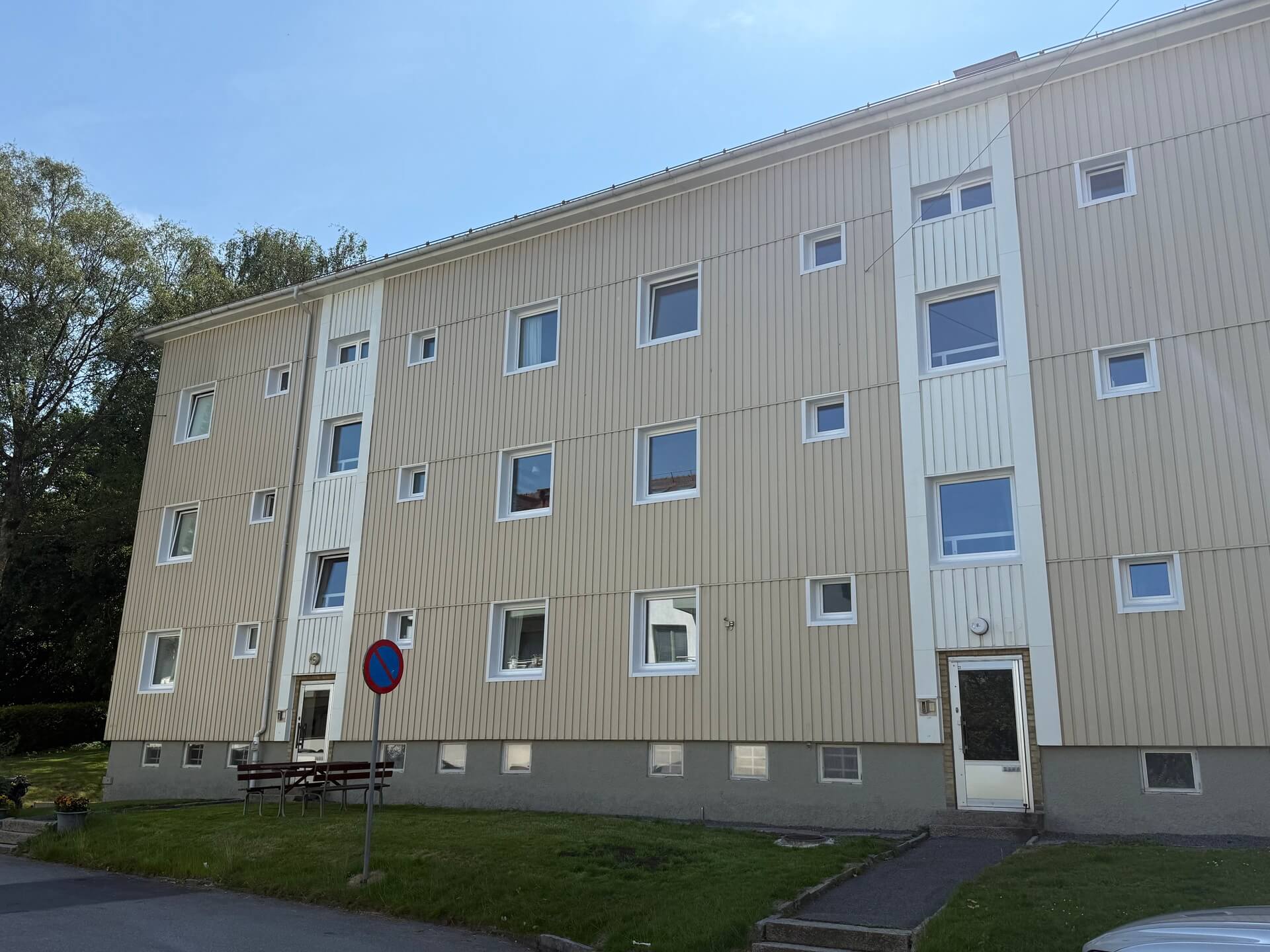 Översikt över flerbostadshus med nya vita fönster och flera trapphusuppgångar