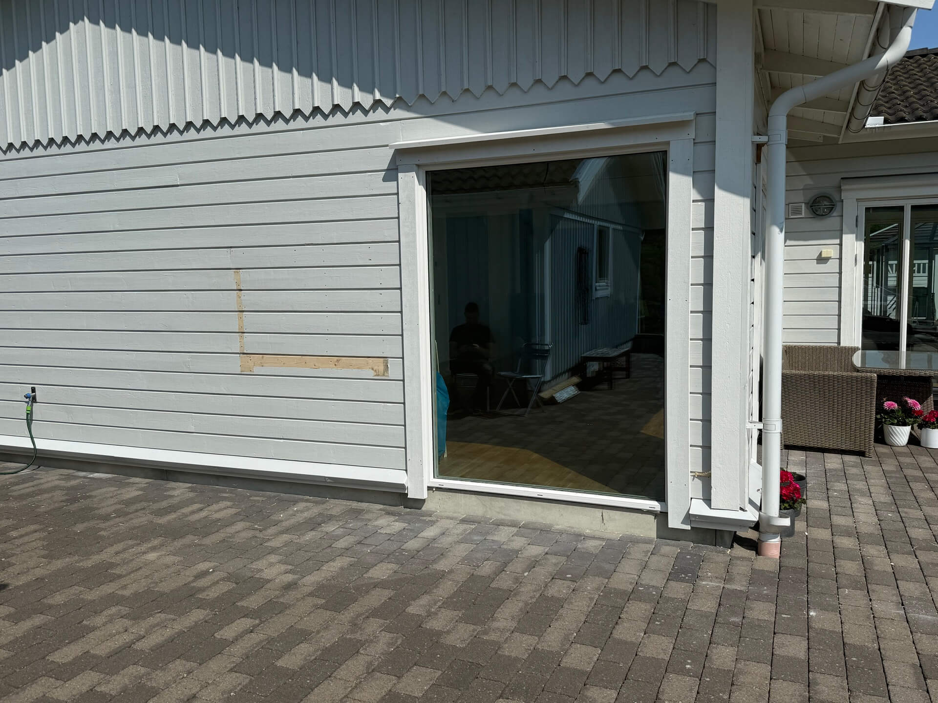 Stort nyinstallerat skjutparti under färdigställande mot stensatt altan
