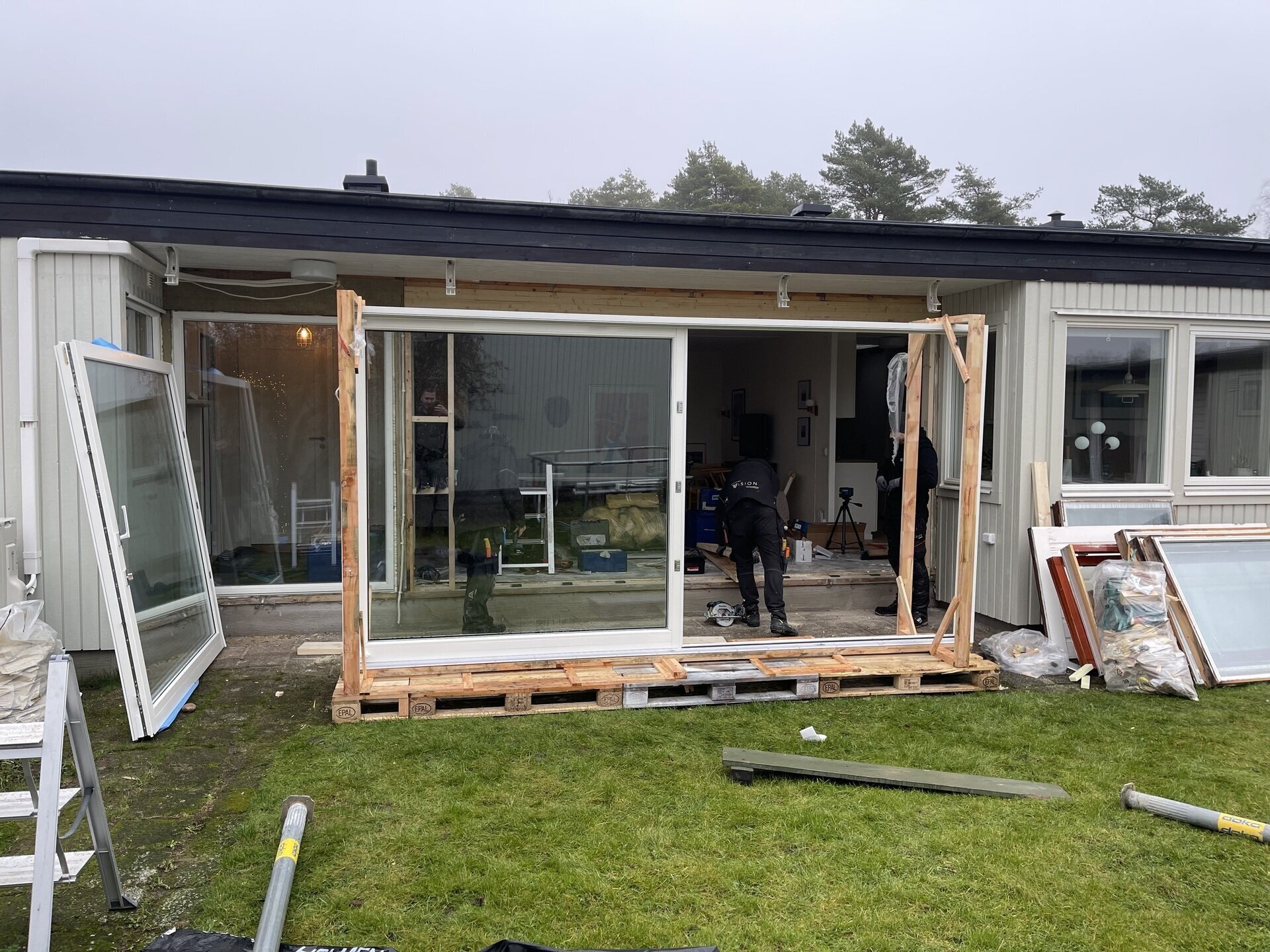 Enplansvilla under pågående byte av stora fönster- och dörr partier mot trädgård