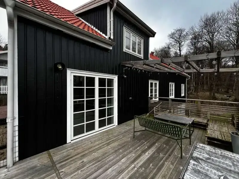 Tegelhus med nya vita fönster och ekdörr
