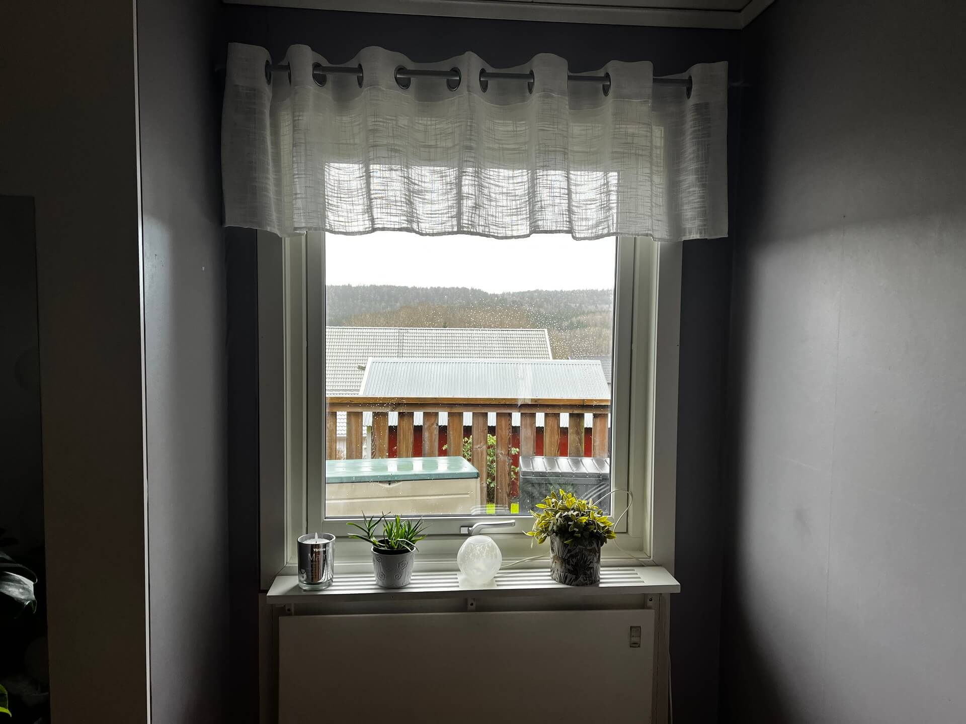 Nyinstallerat fönster med vit karm och utsikt över solcellspaneler i sovrum