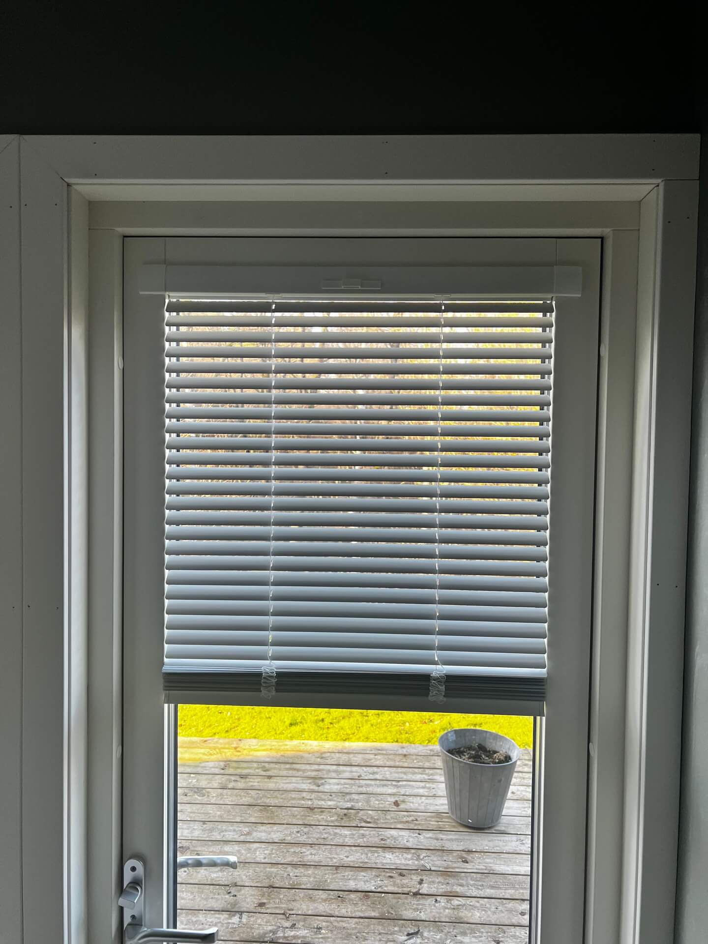 Närbild på nyinstallerat fönster med integrerade persienner mellan glasen