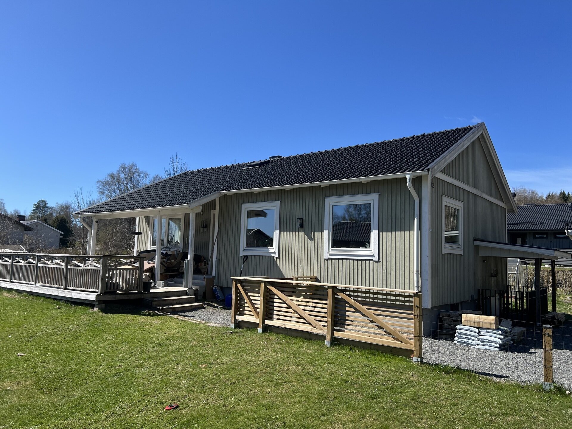 Nylagt mörkt betongtak på villa i Bergslagen en solig dag