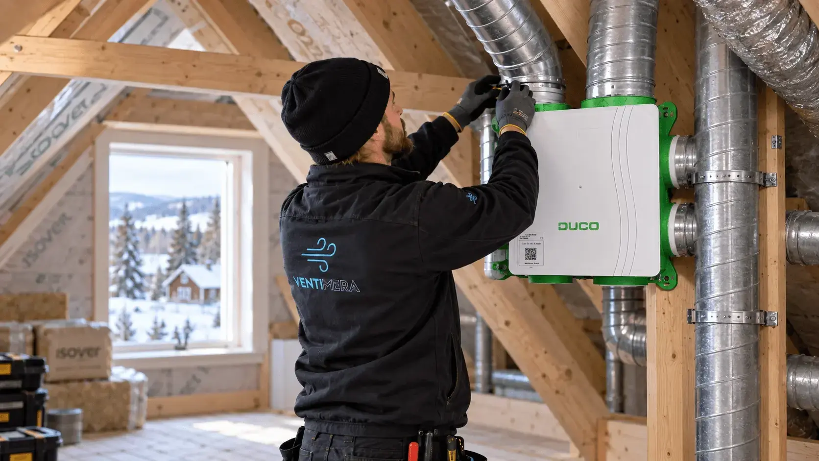 Ventimeras installatör monterar ventilation på en villavind i Falun