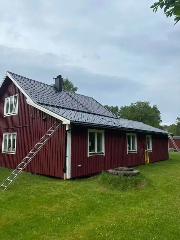 bild på rött äldre hus med plåttak