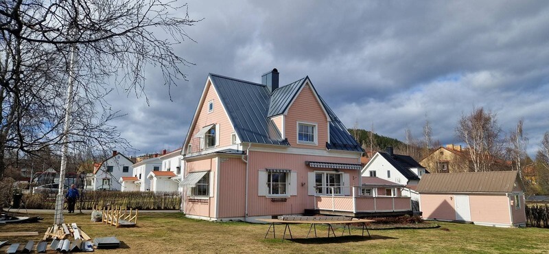 Villa med nylagt mörkt plåttak i Åre