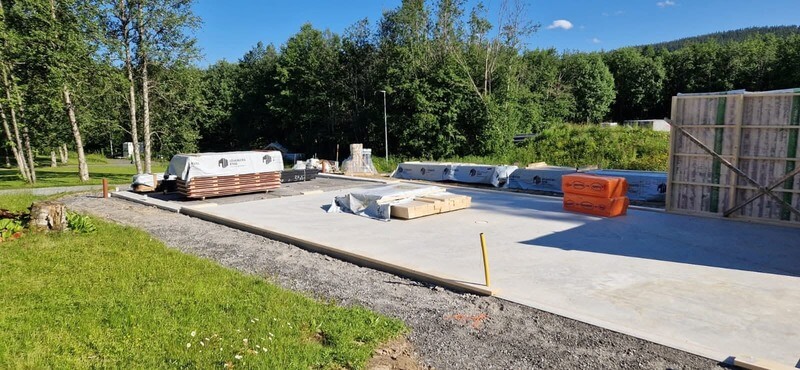 Färdig betongplatta med byggmaterial förberett inför husbyggnation
