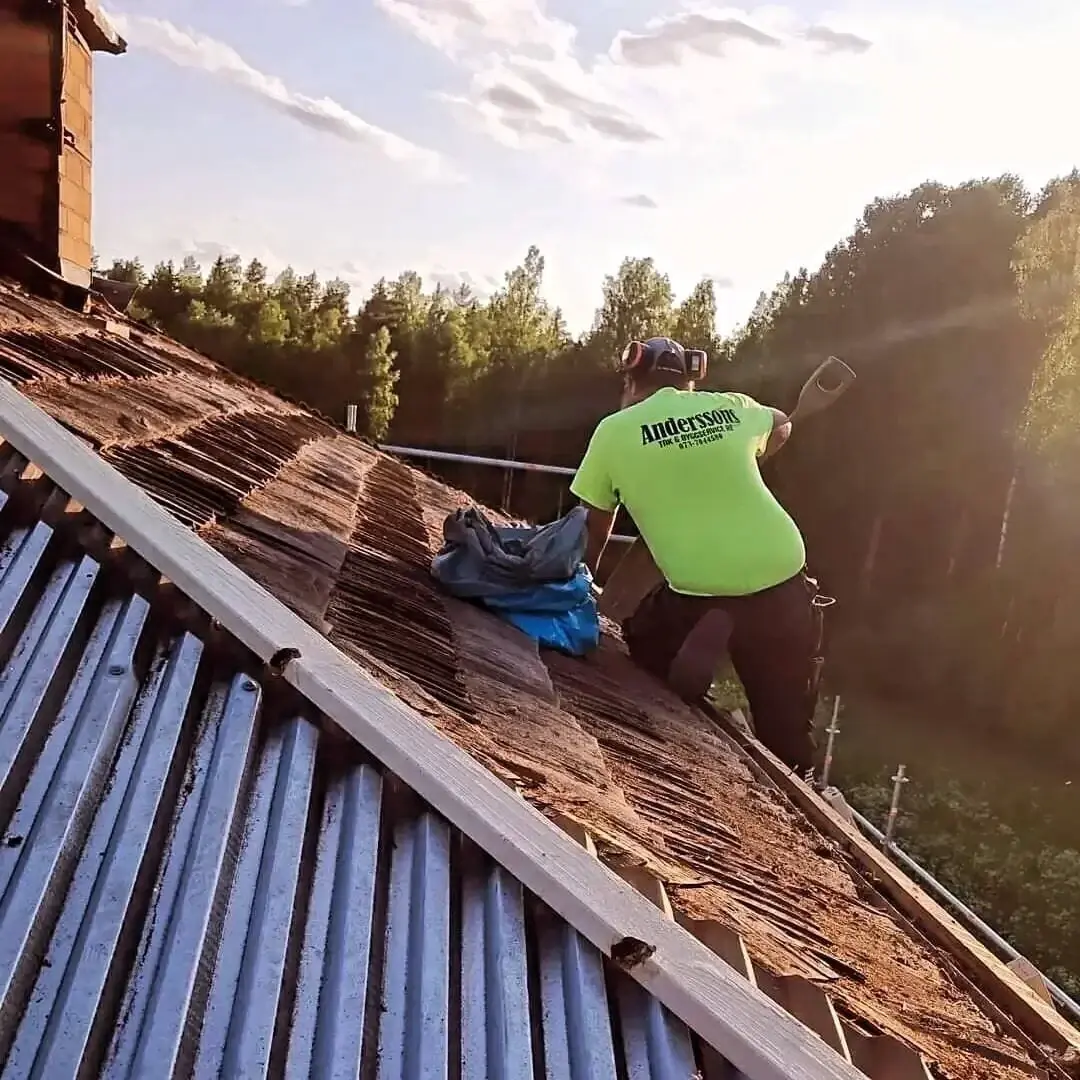Johan från Anderssons Tak & Byggservice i arbete på ett villatak