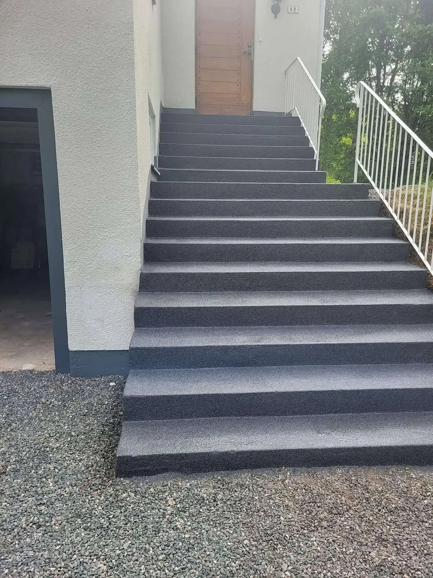 Renoverad betongtrappa i Dalarna med slät och skyddad yta