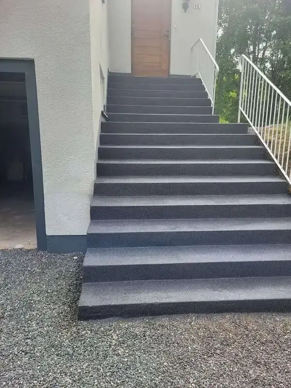 Renoverad betongtrappa med slät yta