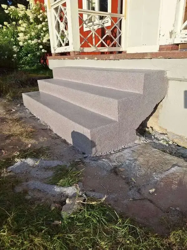 nyrenoverad betongtrappa