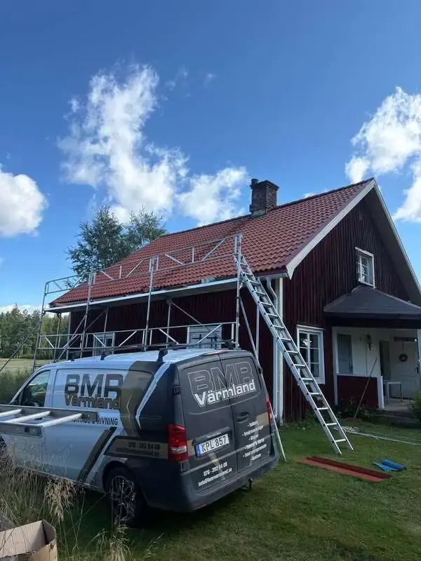 pågående takbyte till rött tegel
