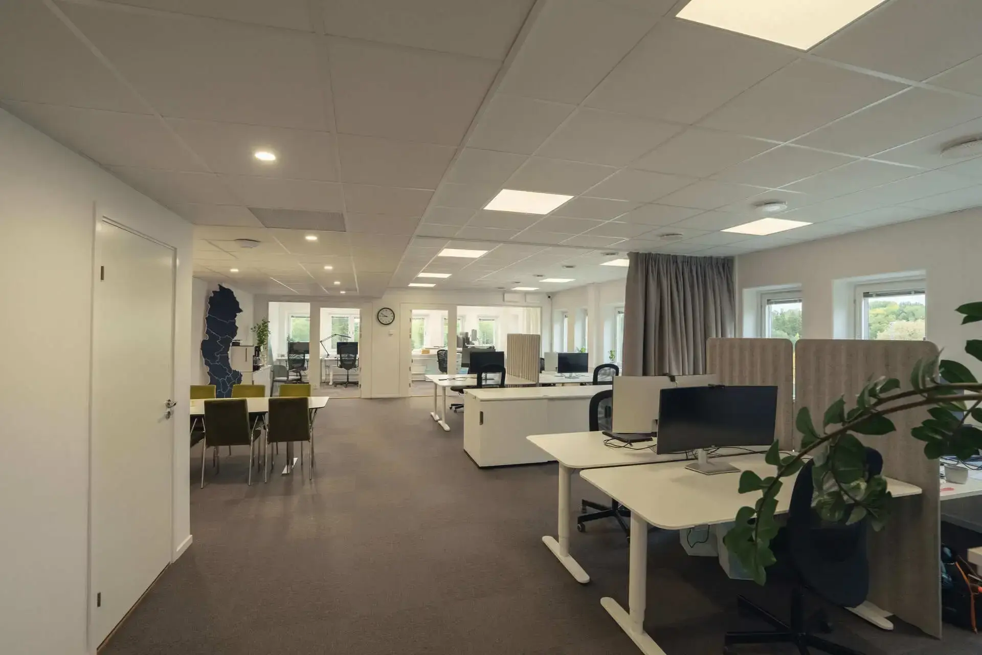 Kontorslandskapet sett från entrén med mötesplatsen längst in