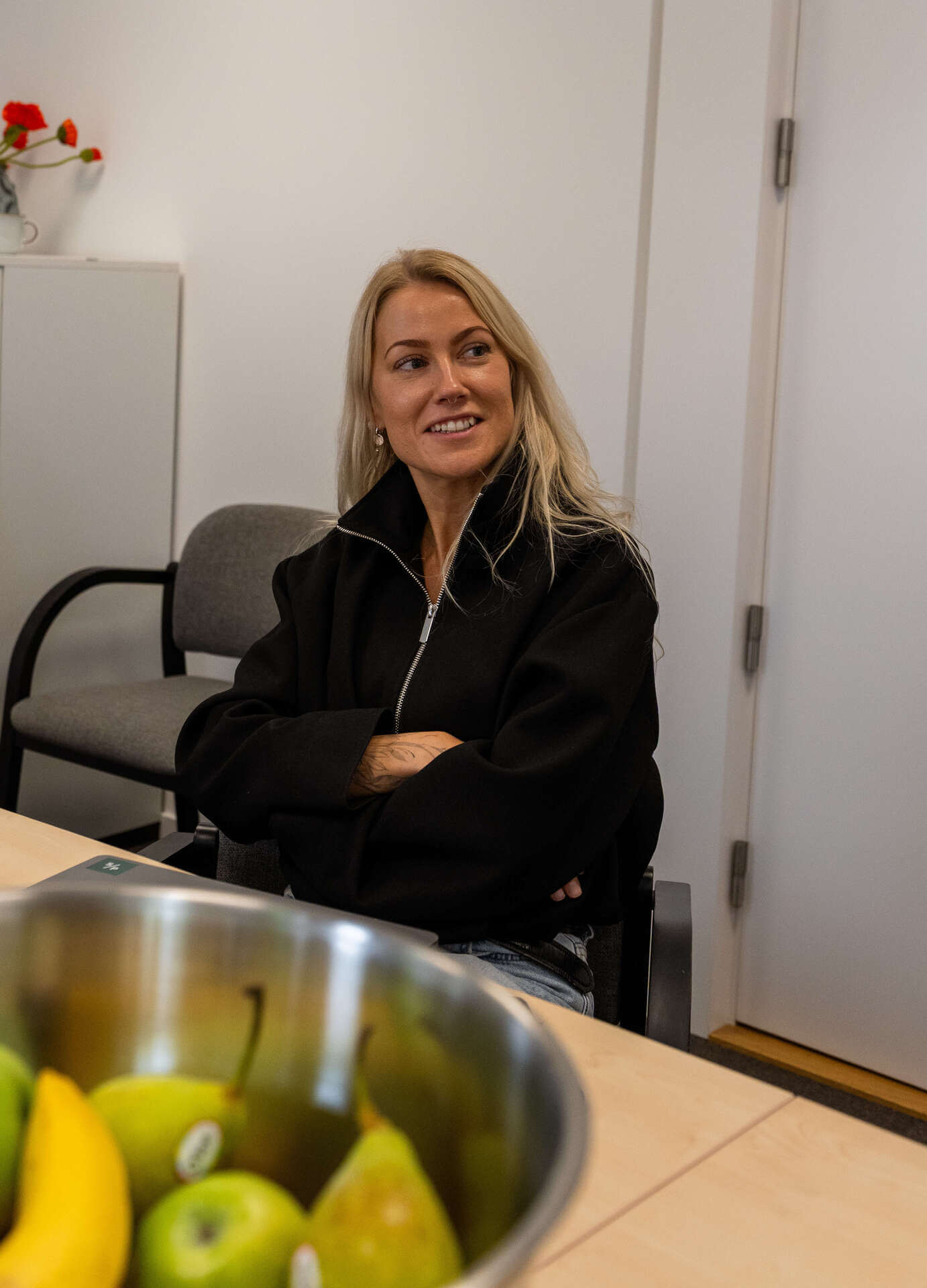 Li Nyberg vid fikabordet med en fruktskål i förgrunden