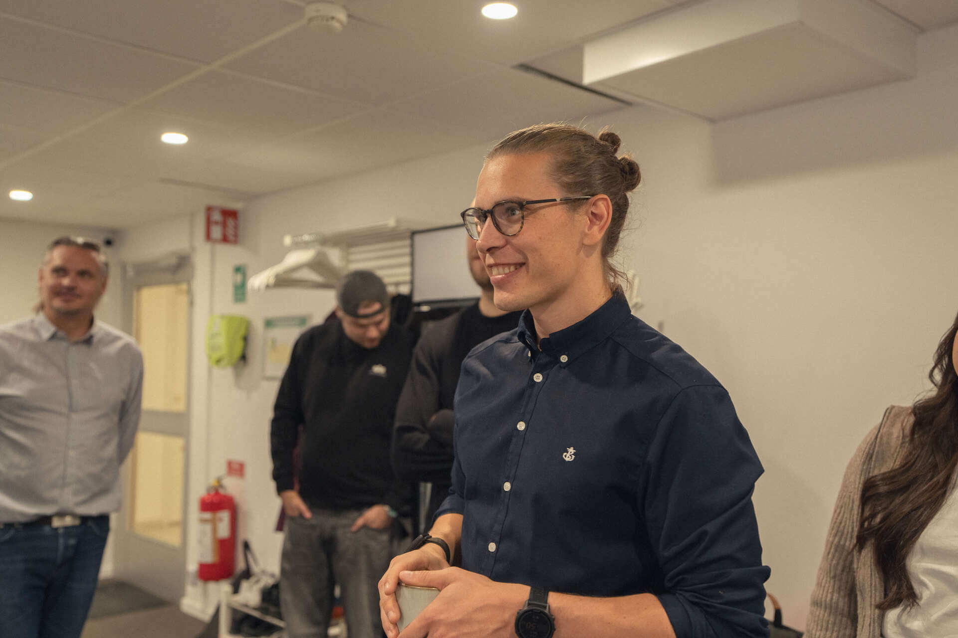 Victor Blomberg håller tal för kollegorna i kontorslandskapet
