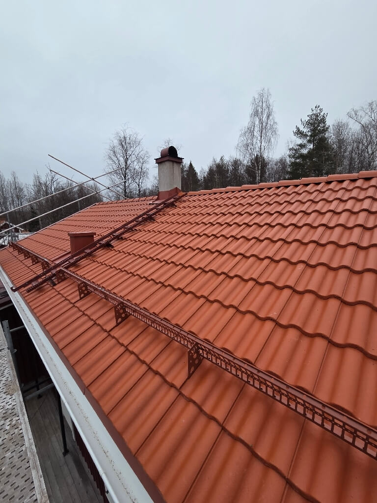 Färdigt tak med röda takpannor i Åkersbodarna, Leksand