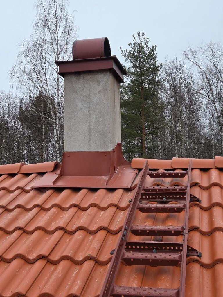 Putsad skorsten med plåtbeslag och takstege i Åkersbodarna, Leksand