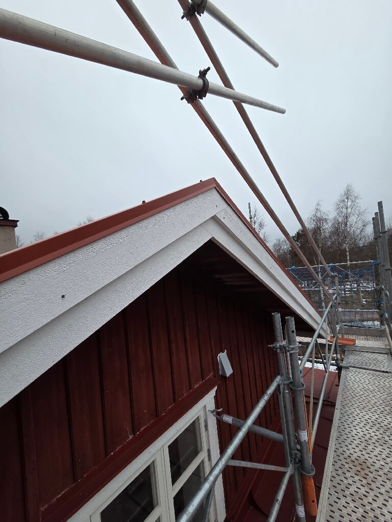 Ställning vid gavel inför takbyte i Åkersbodarna, Leksand