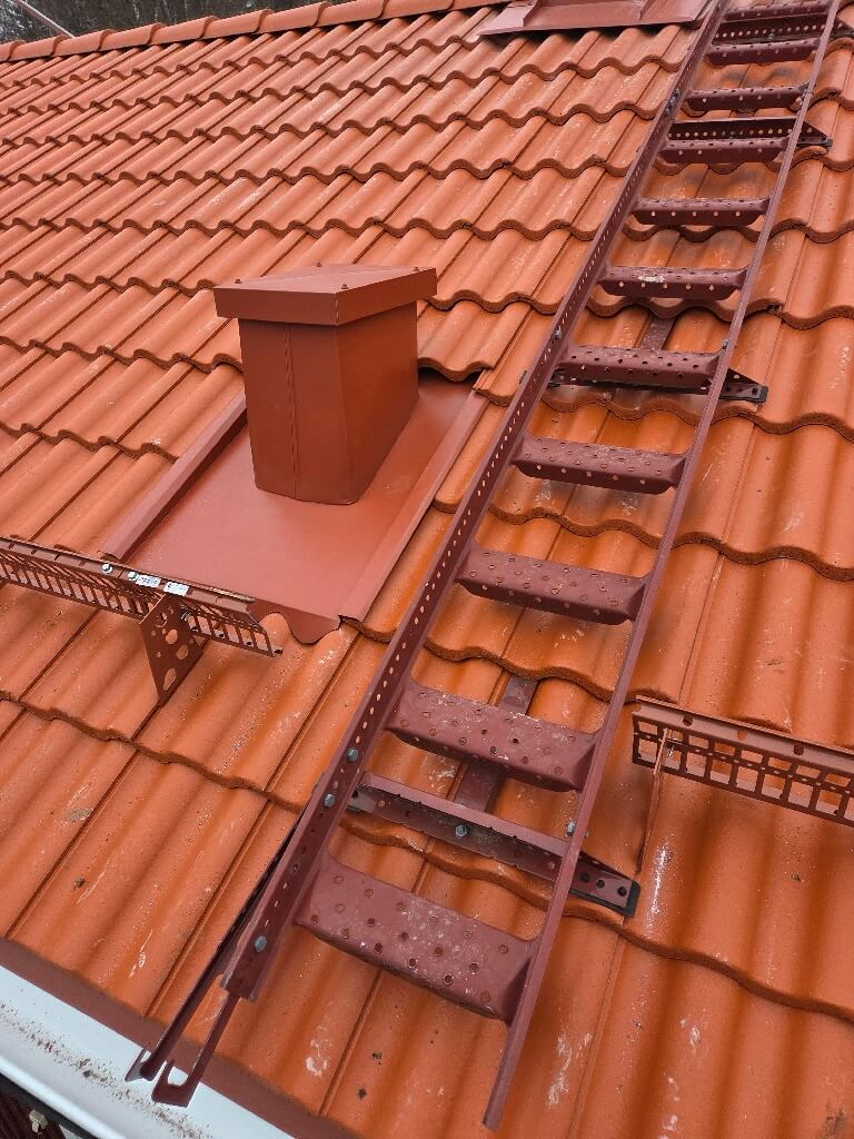Takstege och ventilationsgenomföring på nytt tak i Åkersbodarna, Leksand
