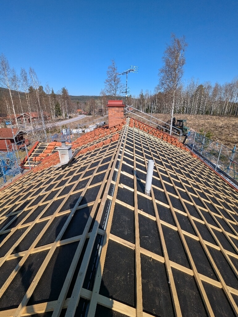 Underlagspapp och läkt vid skorsten i Åkersbodarna, Leksand