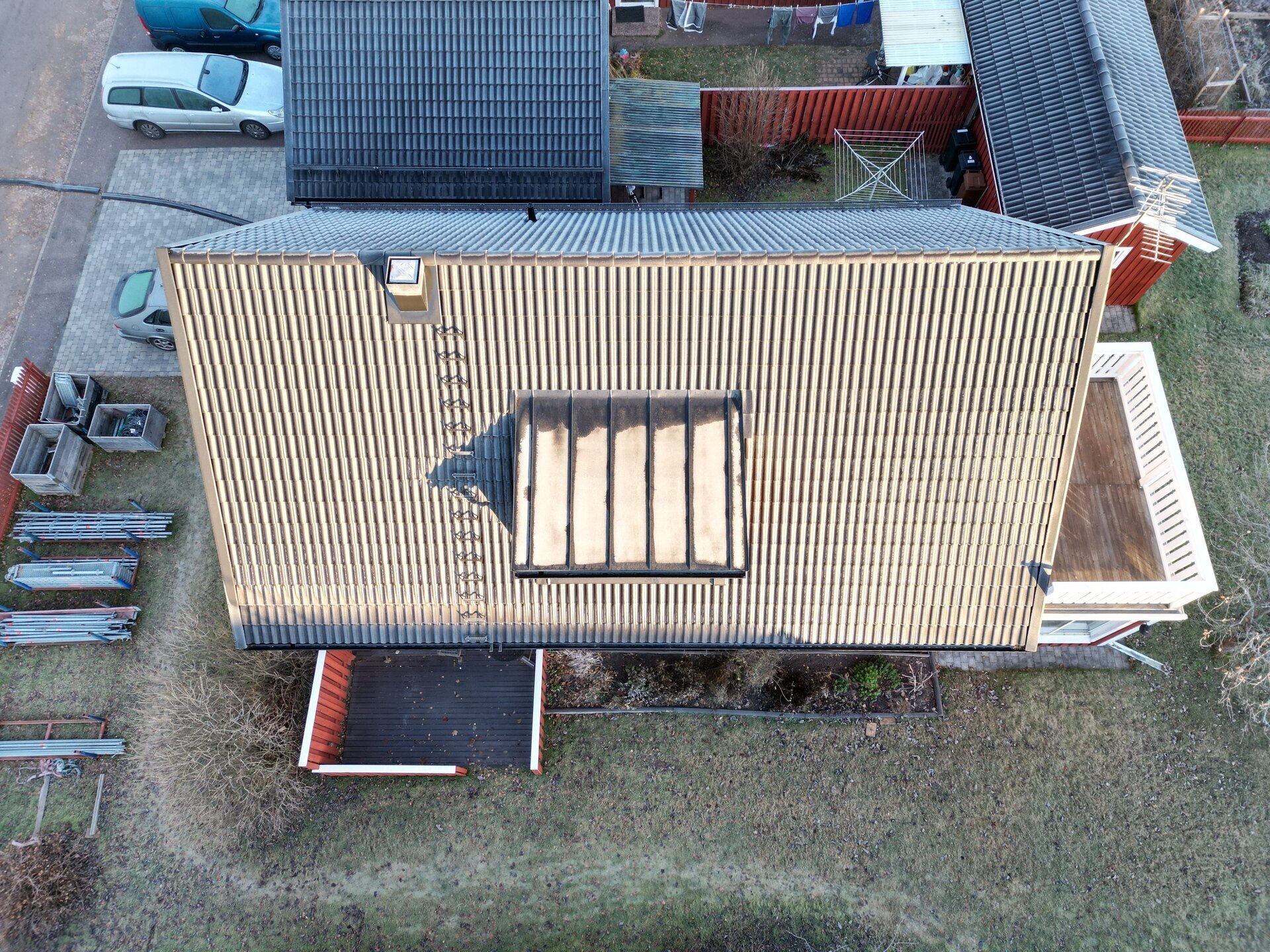 Plåttak, takfönster, flygbild – Anders Lars gata i Borlänge, takbyte av Sol och Tak Dalarna