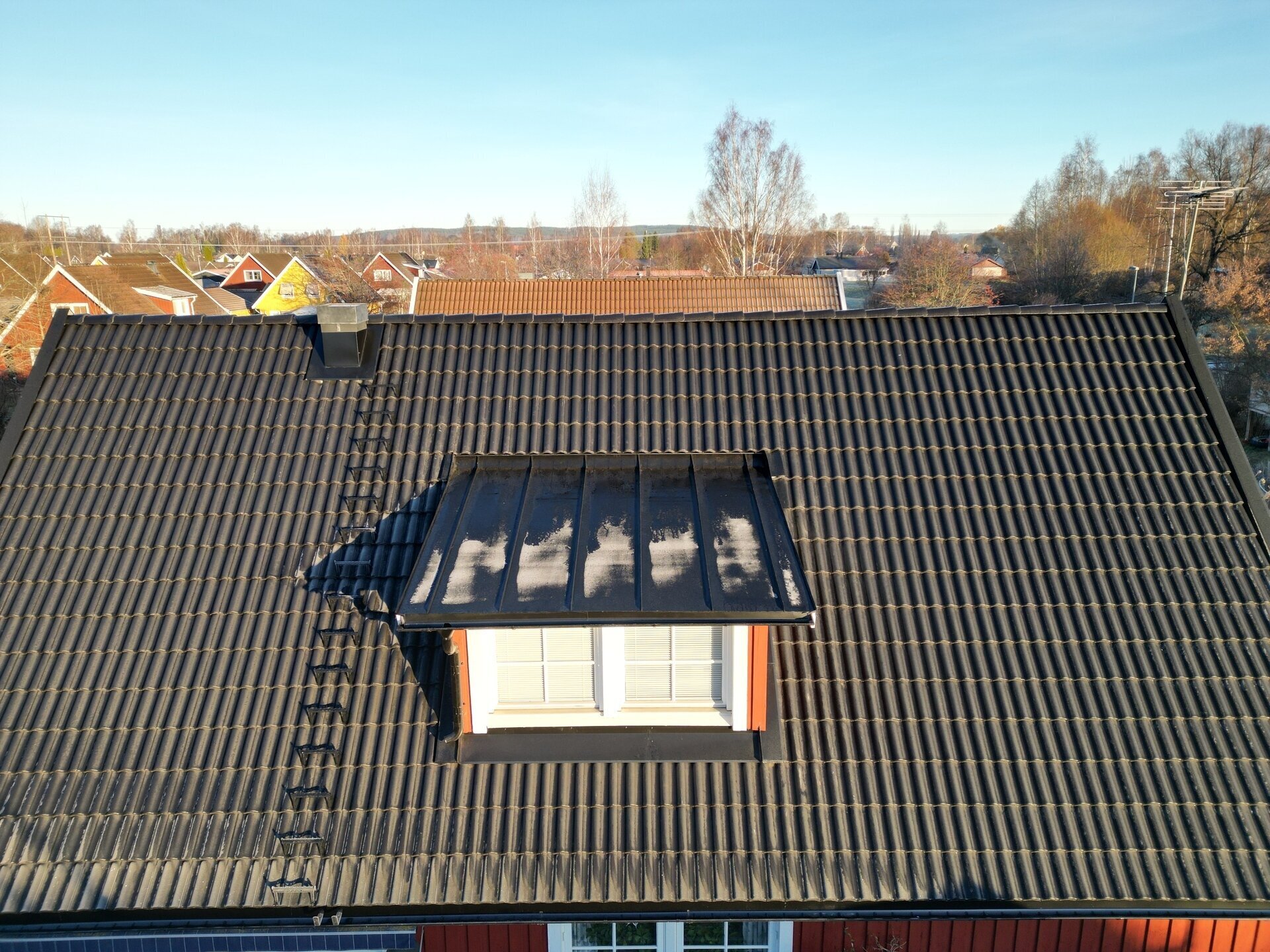 Svarta betongpannor, takkupa – Anders Lars gata i Borlänge, takbyte av Sol och Tak Dalarna