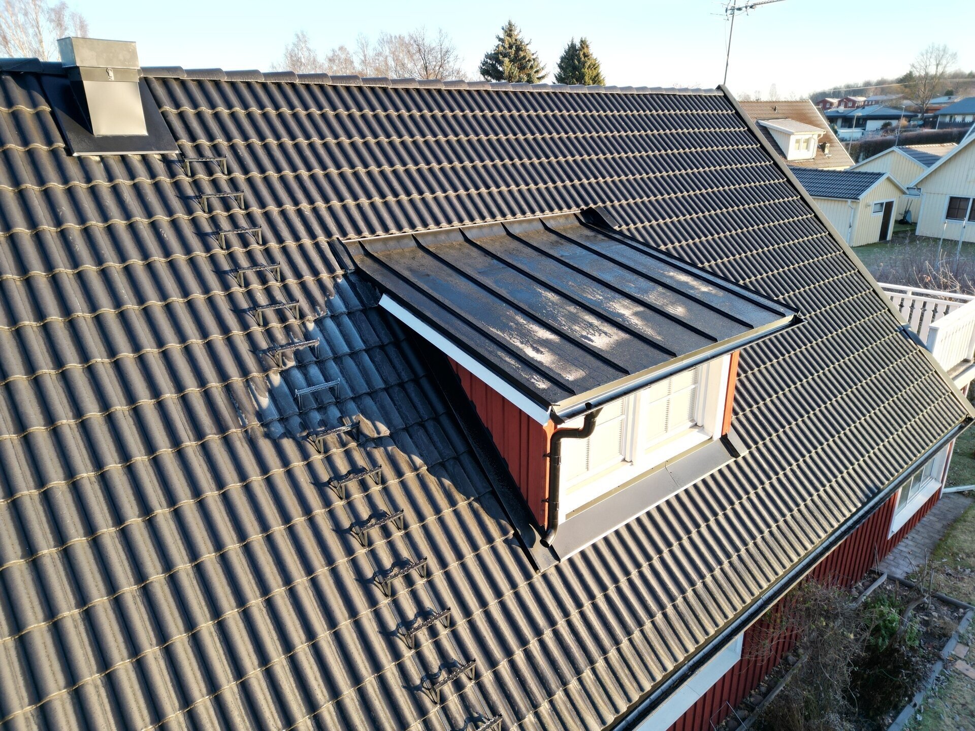 Svarta betongpannor, takstege – Anders Lars gata i Borlänge, takbyte av Sol och Tak Dalarna