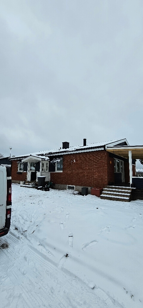 Hus med röd tegelfasad – Aprilvägen i Borlänge, takbyte av Sol och Tak Dalarna