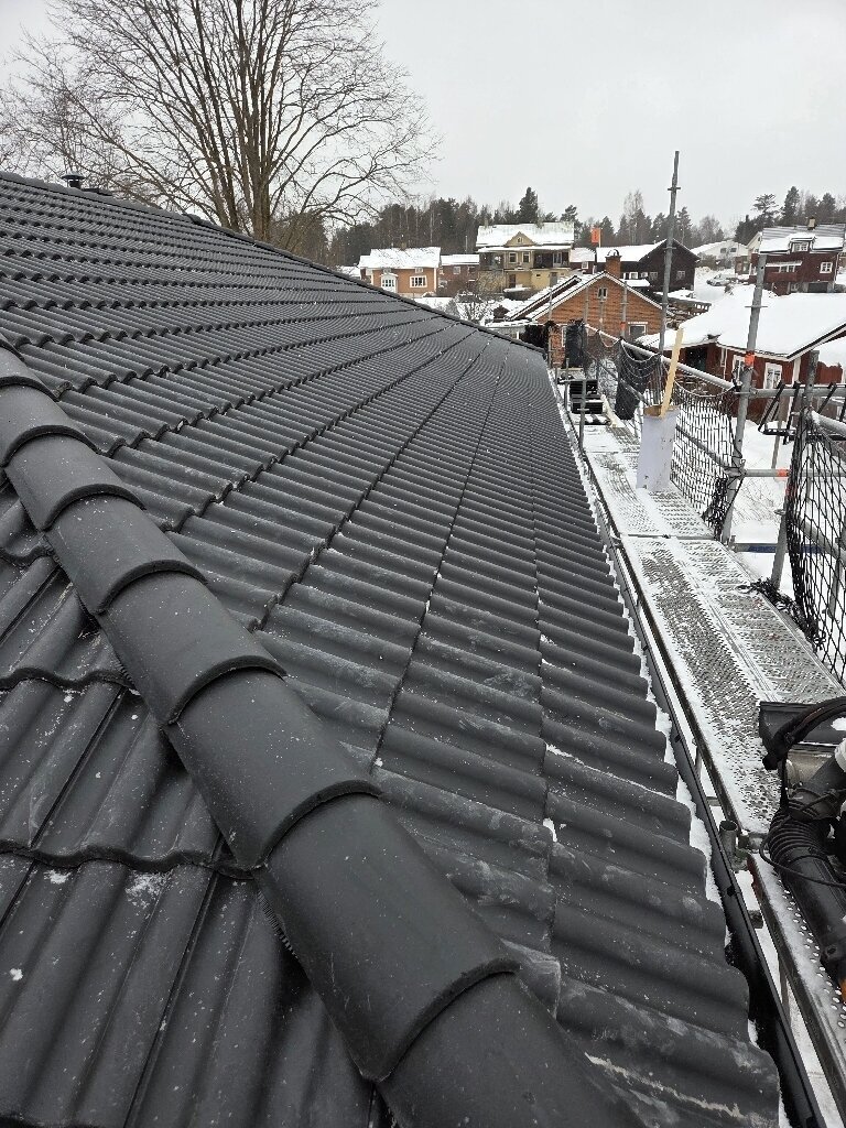 Färdigt tak, svarta betongpannor – Borglindsvägen i Svärdsjö, takbyte av Sol och Tak Dalarna