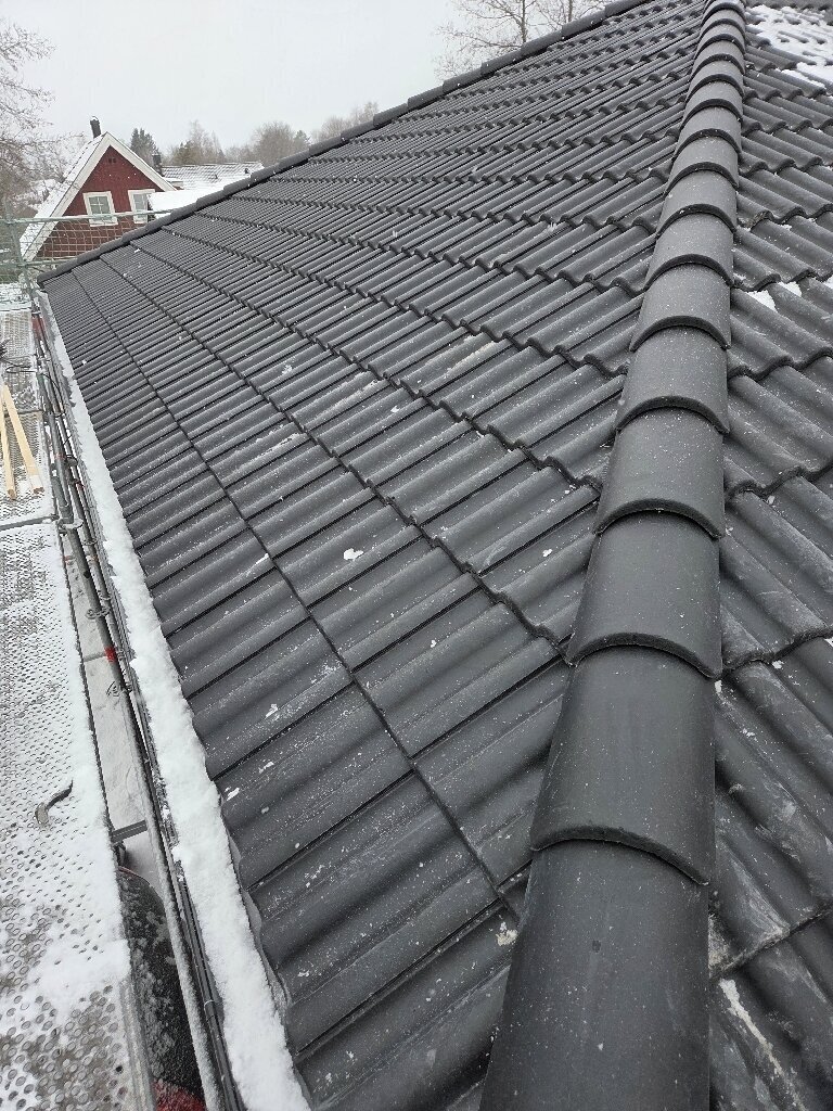 Färdigt tak, svarta betongpannor, nock – Borglindsvägen i Svärdsjö, takbyte av Sol och Tak Dalarna