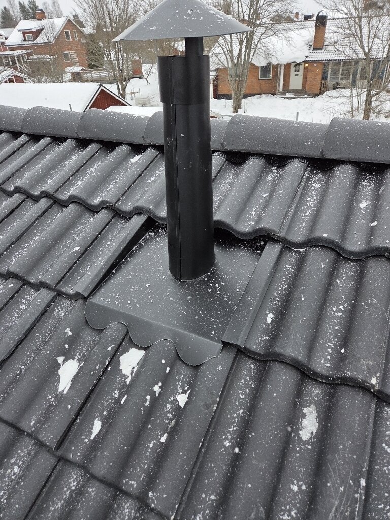 Ventilationsgenomföring, nytt tak – Borglindsvägen i Svärdsjö, takbyte av Sol och Tak Dalarna