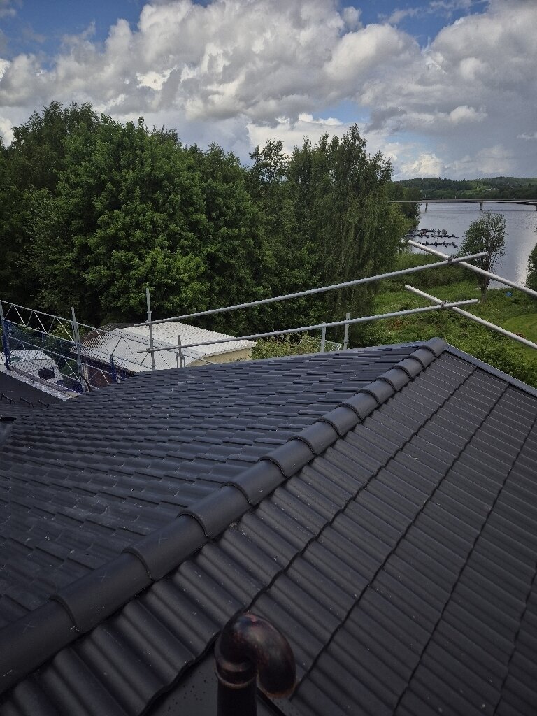 Färdigt tak, svarta betongpannor – Enbackavägen i Gustafs, takbyte av Sol och Tak Dalarna