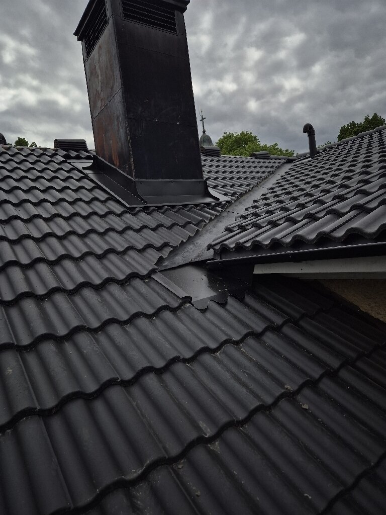 Skorsten med huv, svarta betongpannor – Enbackavägen i Gustafs, takbyte av Sol och Tak Dalarna