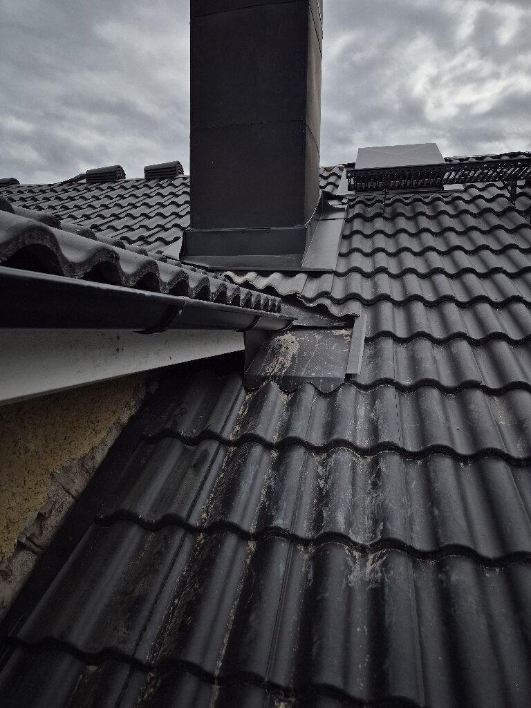 Plåtklädd skorsten, svarta betongpannor – Enbackavägen i Gustafs, takbyte av Sol och Tak Dalarna