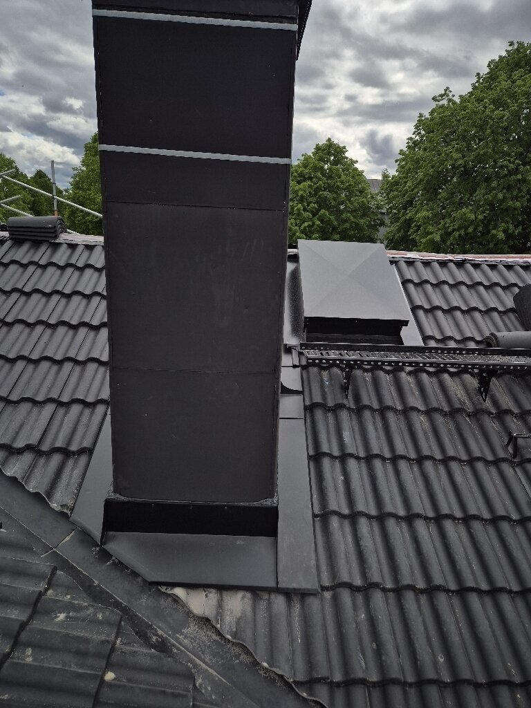 Plåtinklädd skorsten, svart plåt – Enbackavägen i Gustafs, takbyte av Sol och Tak Dalarna