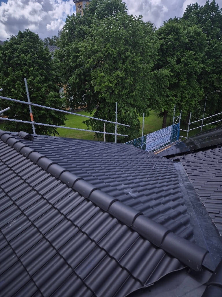 Takfall, svarta betongpannor, ställning – Enbackavägen i Gustafs, takbyte av Sol och Tak Dalarna