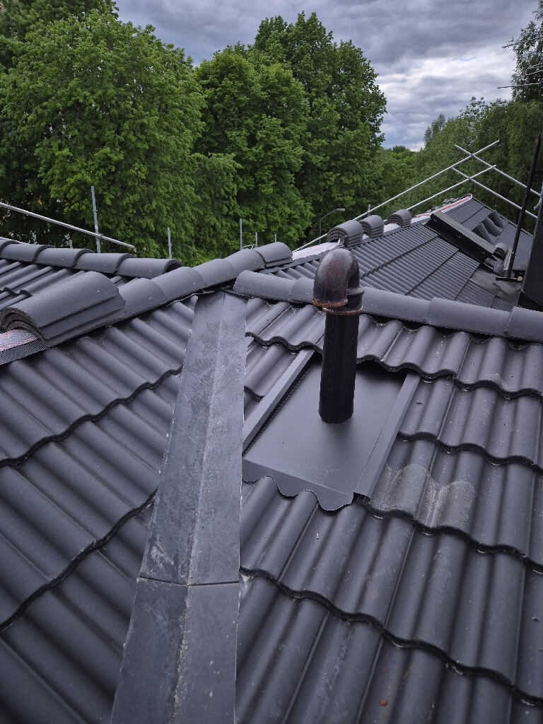 Takventil, svarta betongpannor – Enbackavägen i Gustafs, takbyte av Sol och Tak Dalarna