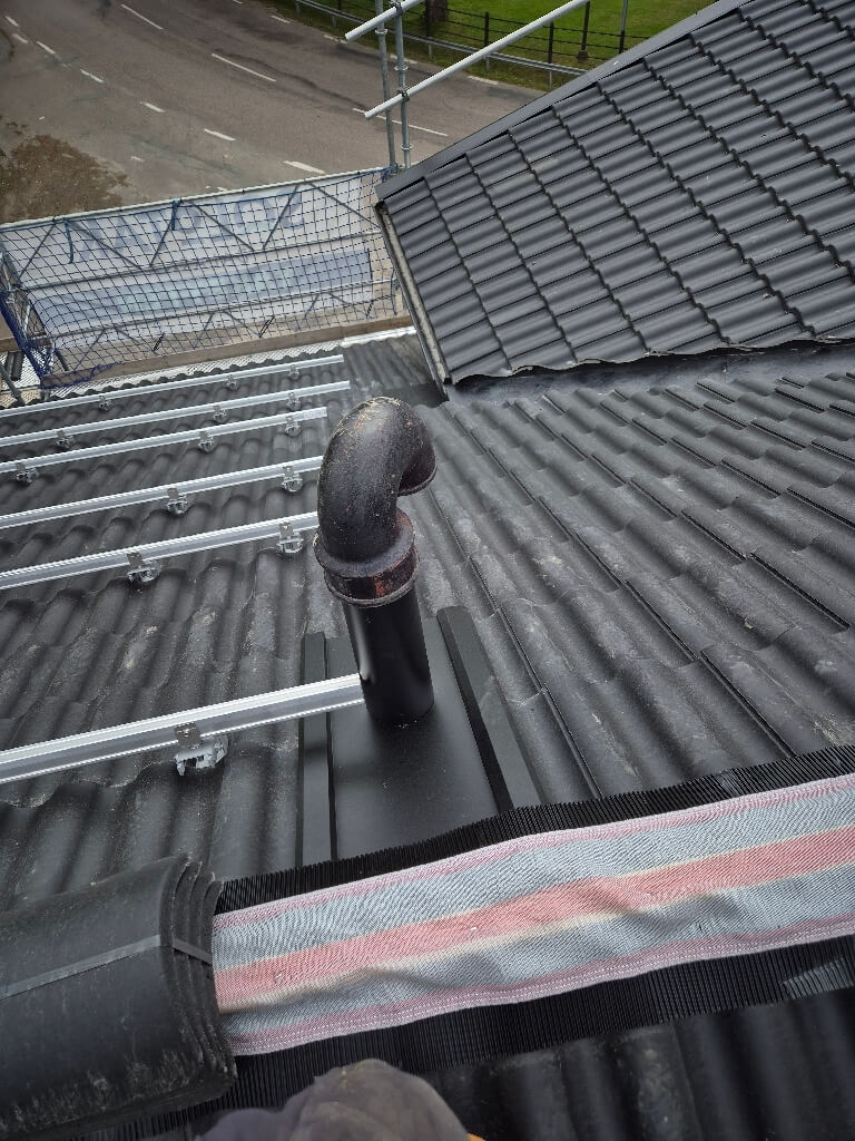 Ventilationsgenomföring, svarta betongpannor – Enbackavägen i Gustafs, takbyte av Sol och Tak Dalarna
