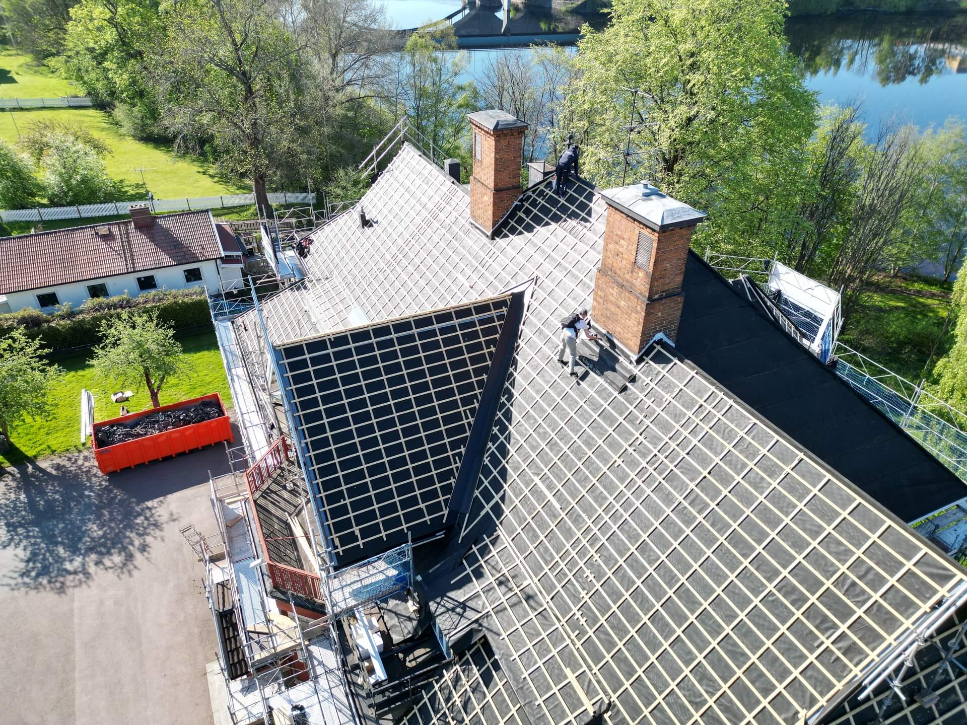 Drönarbild, underlagspapp och läkt, skorsten – Erlandsforsgatan i Borlänge, takbyte av Sol och Tak Dalarna