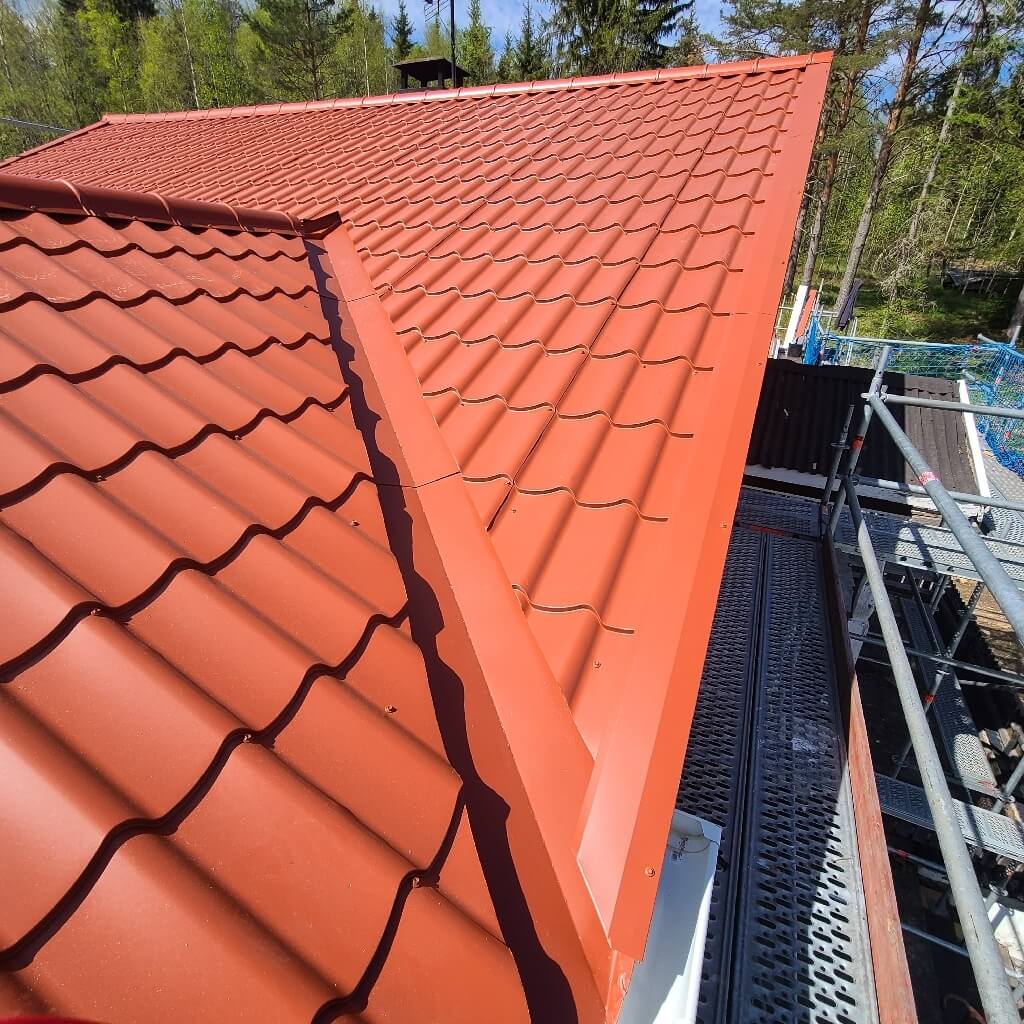 Röd plåt, takfall, ställning – Färmsnäs i Mockfjärd, takbyte av Sol och Tak Dalarna