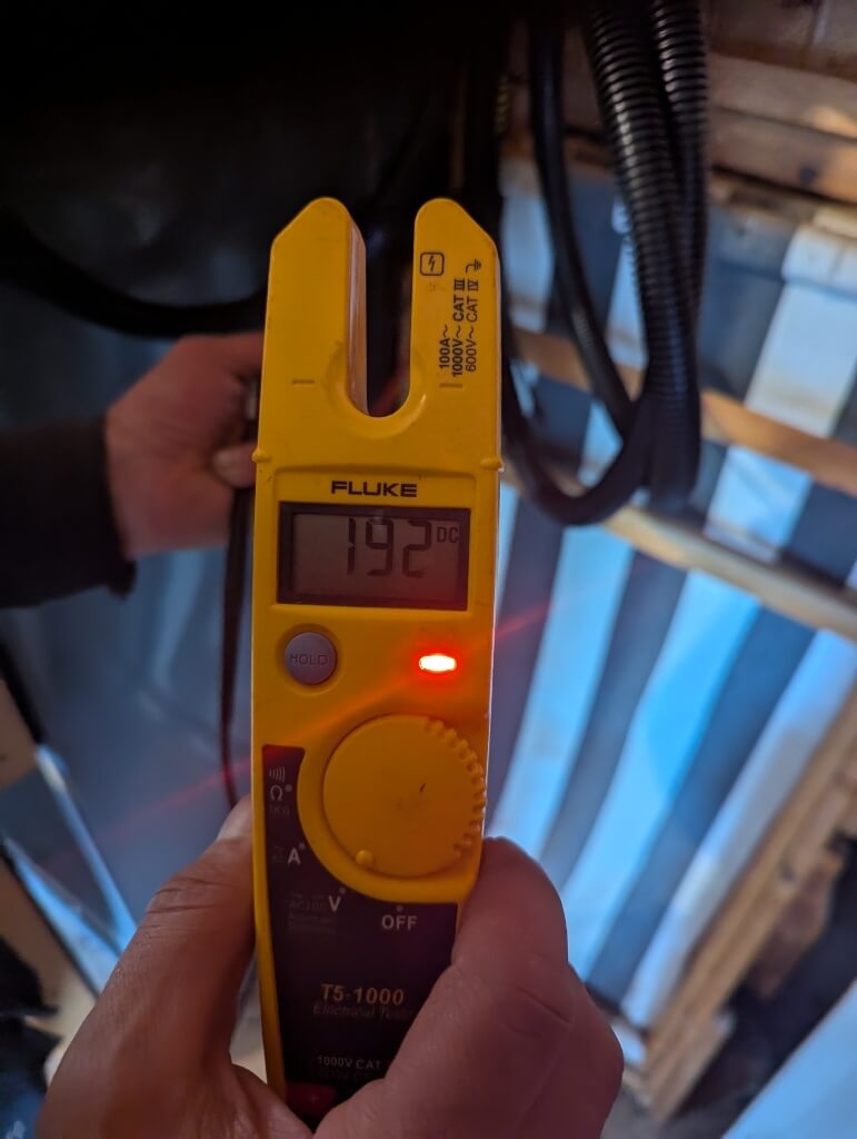 Elmätning med tångmultimeter – Fiskarbo i Stora Skedvi, solcellsmontage av Sol och Tak Dalarna